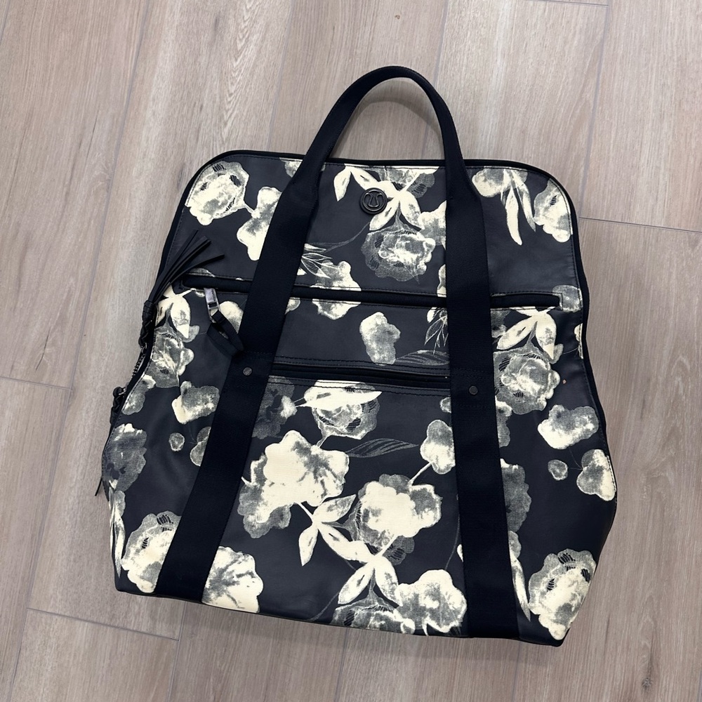 lululemon athletica Black and White Floral Tote - Picture 4 of 11